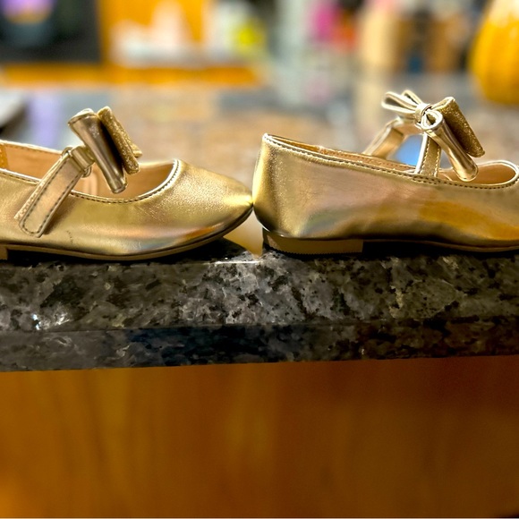 Adorable GymboreeToddler Girls Gold shoes, size 7 infant/toddler - Picture 4 of 4